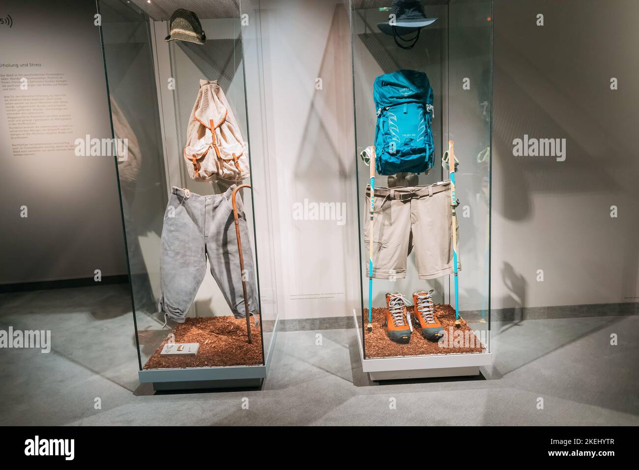 26 luglio 2022, Munster, Germania: Abbigliamento vecchio e moderno e attrezzature per il turismo, trekking e alpinismo in mostra al museo Foto Stock