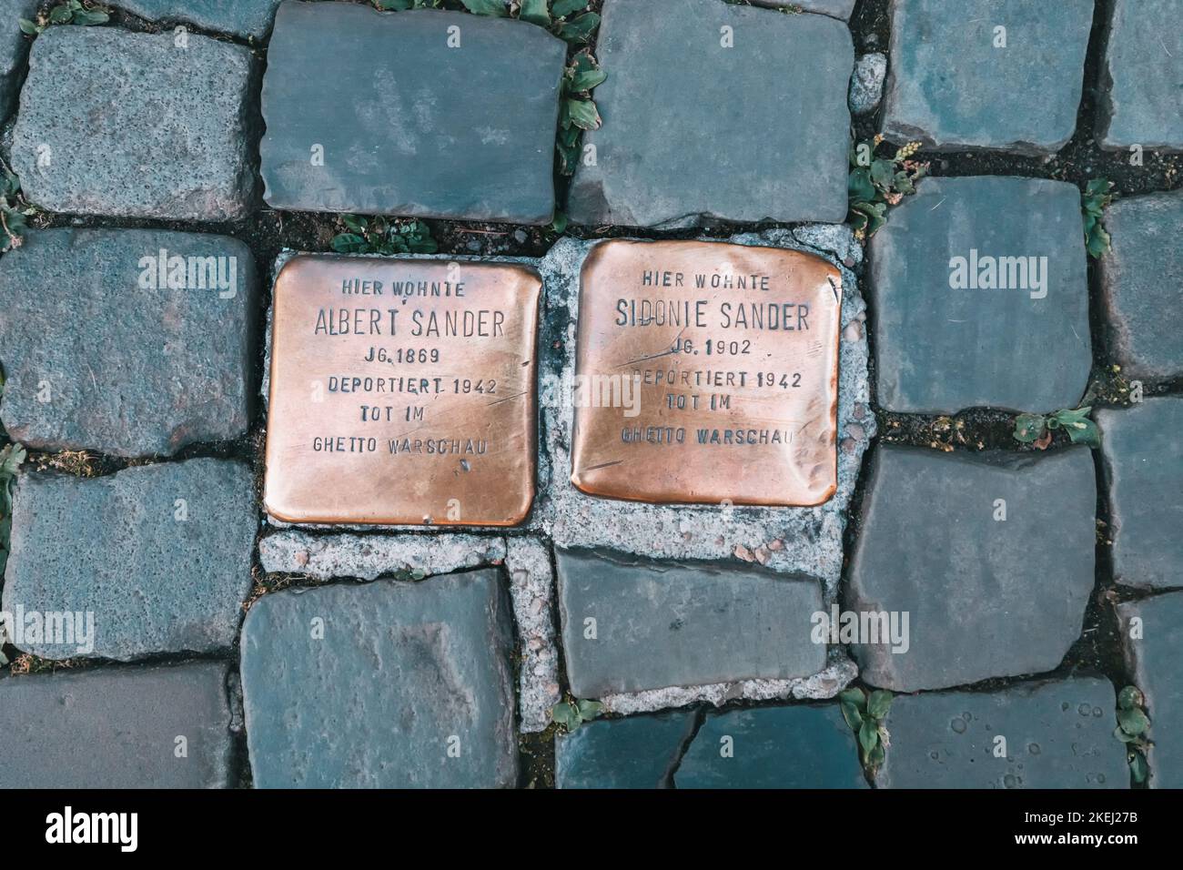 26 luglio 2022, Munster, Germania: Acciottolato Stolpersteine su un sentiero pedonale come memoriale per le vittime di ebrei morti e deportati durante l'olocausto Foto Stock
