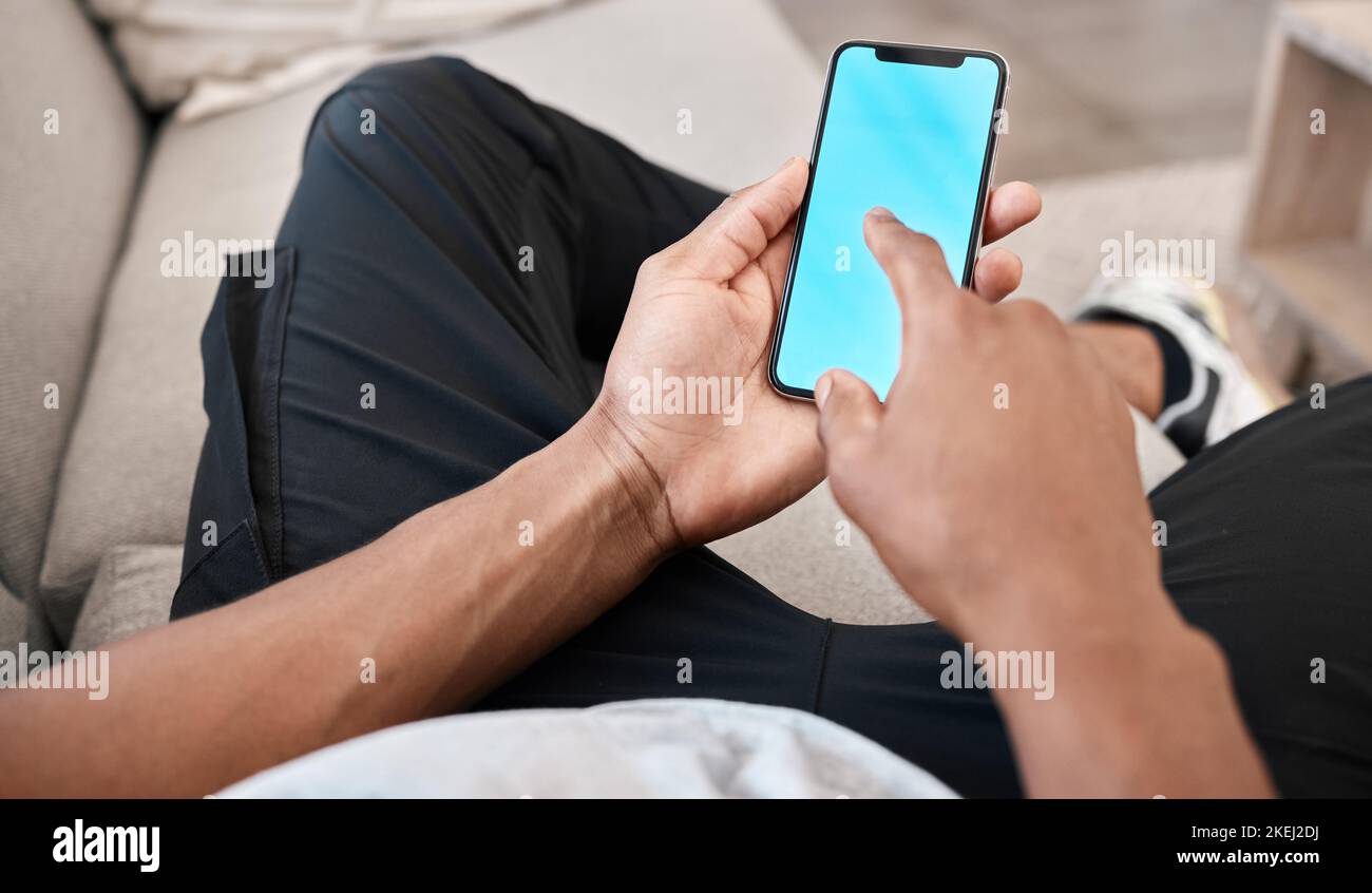 Uomo, mani o telefono schermo verde mockup per lo spazio pubblicitario, media di marketing digitale o Internet eSport ux. Schermata blu, mock up o tasto chroma attivo Foto Stock