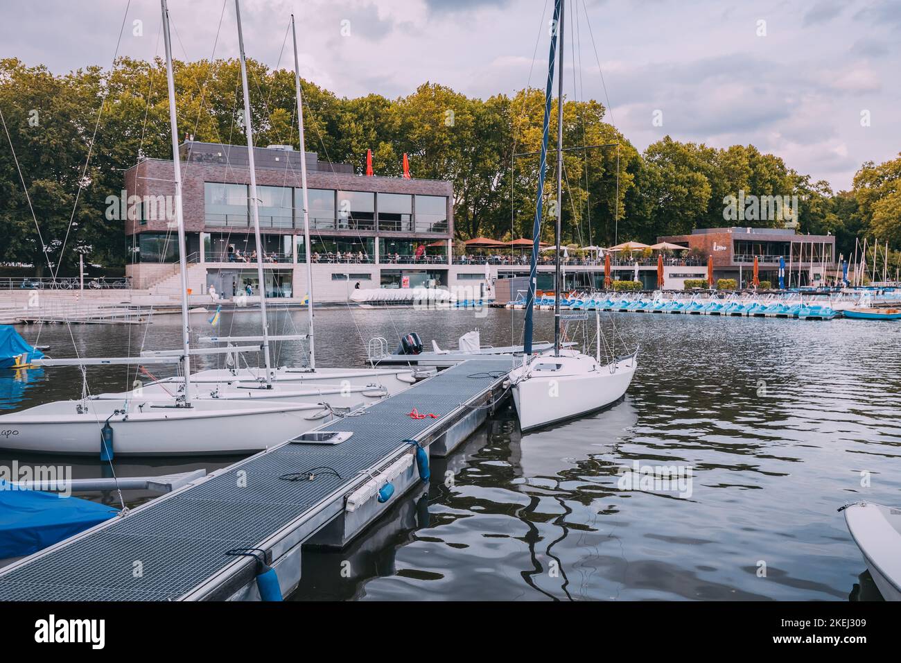 25 luglio 2022, Munster, Germania: Molte barche a vela e altre navi in affitto per il yachting e la ricreazione sul lago Aasee a Munster Foto Stock