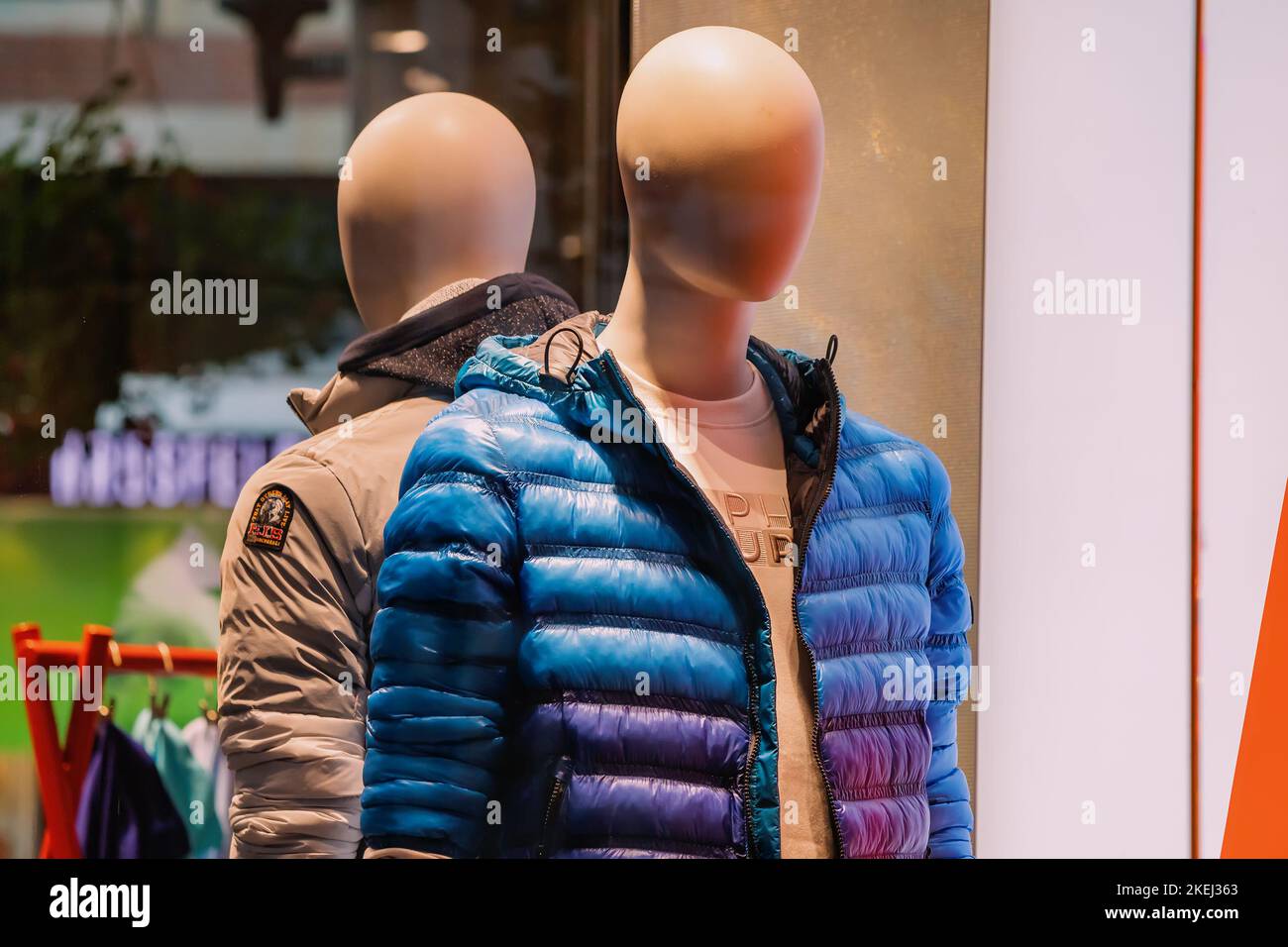 26 luglio 2022, Munster, Germania: Negozio di abbigliamento con vetrina con manichino maschile. Shopping e industria della moda Foto Stock
