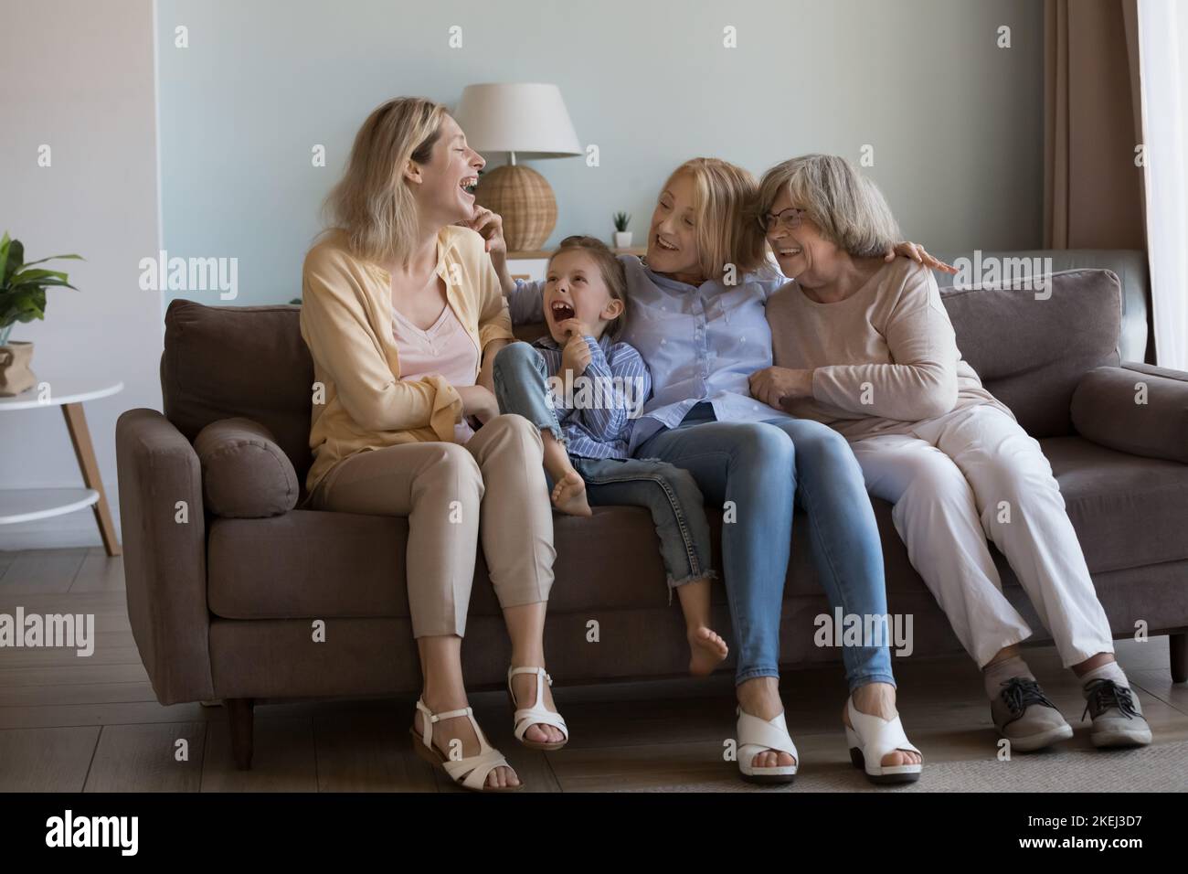 Allegre donne multigenerazionali ridere, godersi la conversazione e la comunicazione amichevole Foto Stock