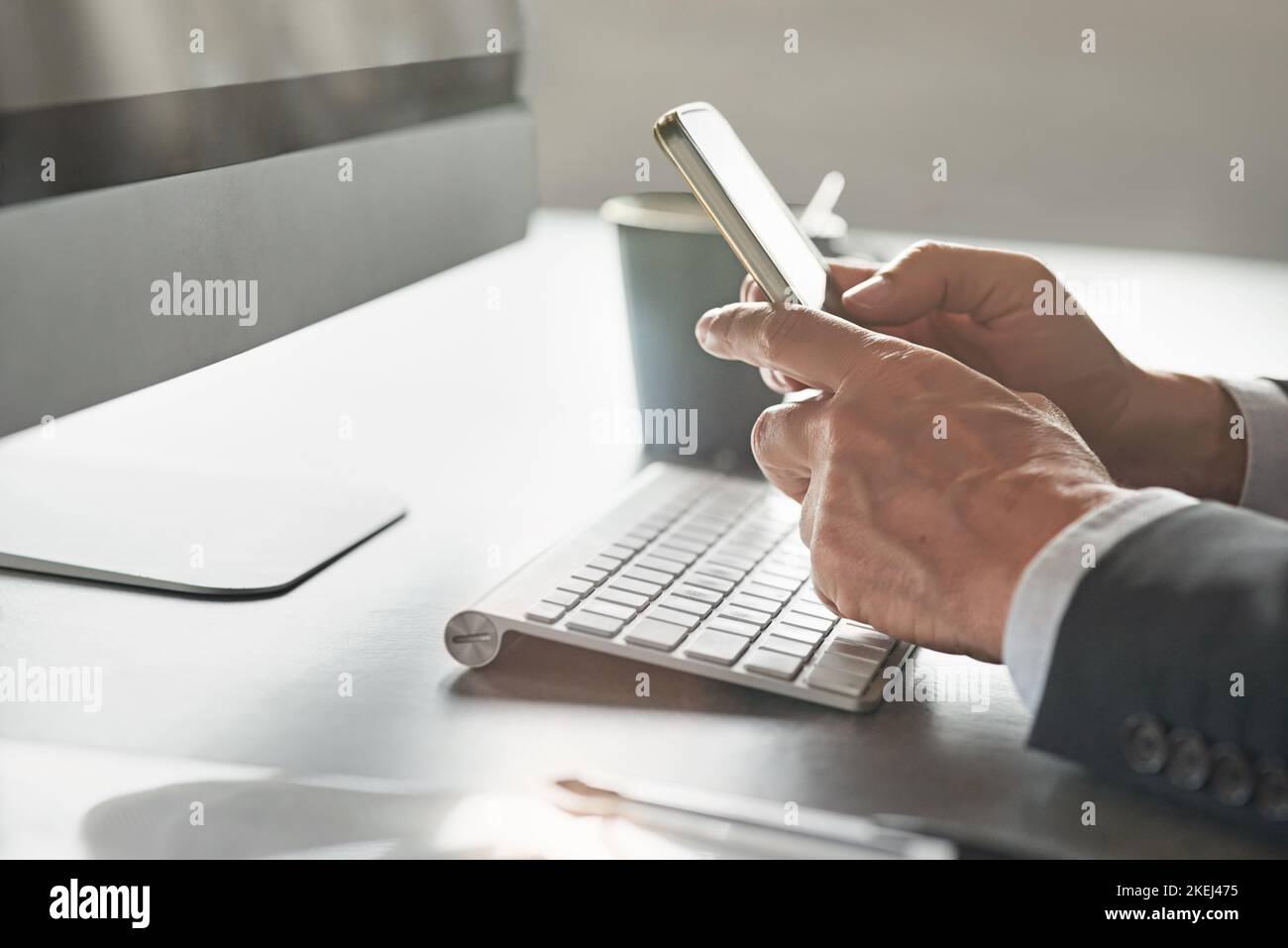 Comunicazione aziendale. Un uomo d'affari usa il suo cellulare in ufficio. Foto Stock