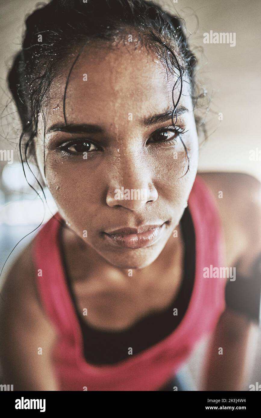 Sia più forte delle vostre scuse. Ritratto di una giovane donna sportiva che si esercita all'aperto. Foto Stock