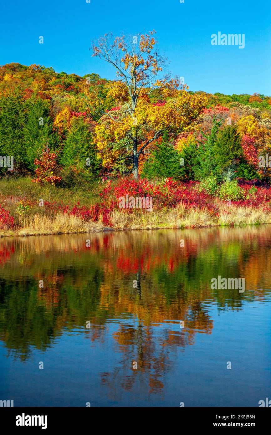 Il lago Blue Mountain, New Jersey, appena fuori dall'Appalachian Trail, era una volta parte della Blue Mountain Lakes Community, una montagna di diecimila acri tr Foto Stock