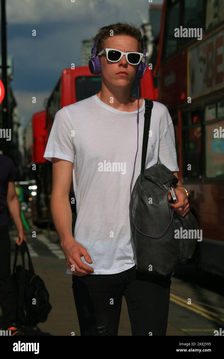 Uomo in occhiali da sole e t-shirt bianca Foto Stock