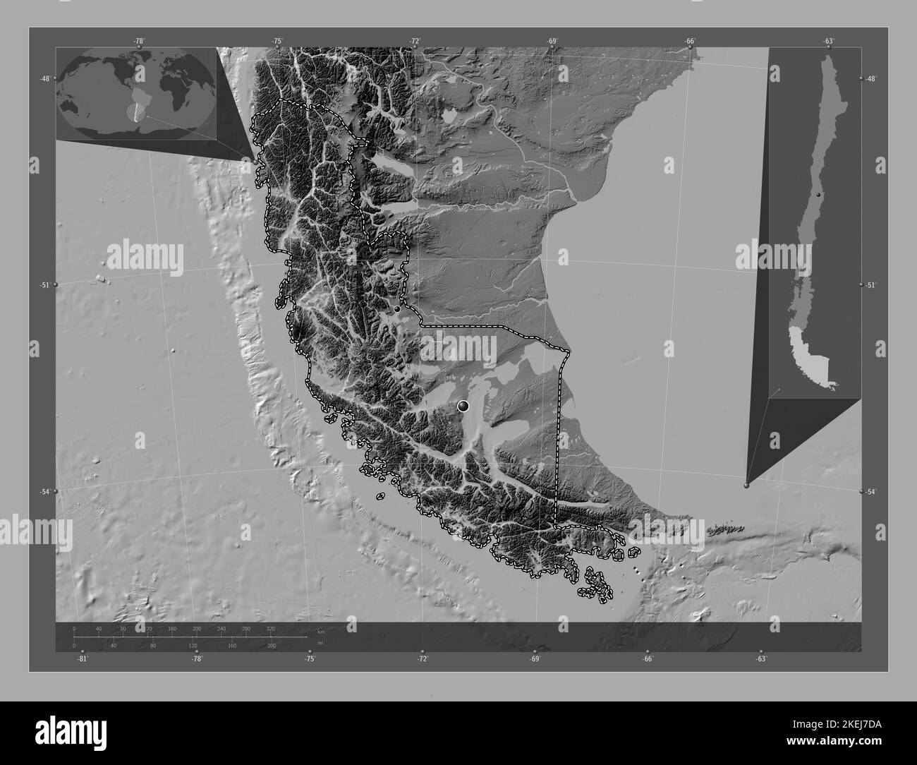 Magallanes y Antartide Chilena, regione del Cile. Mappa altimetrica bilivello con laghi e fiumi. Posizioni delle principali città della regione. Ausiliario angolo Foto Stock