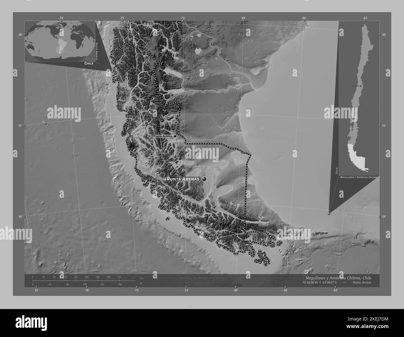 Magallanes y Antartide Chilena, regione del Cile. Mappa in scala di grigi con laghi e fiumi. Località e nomi delle principali città della regione. Cor Foto Stock