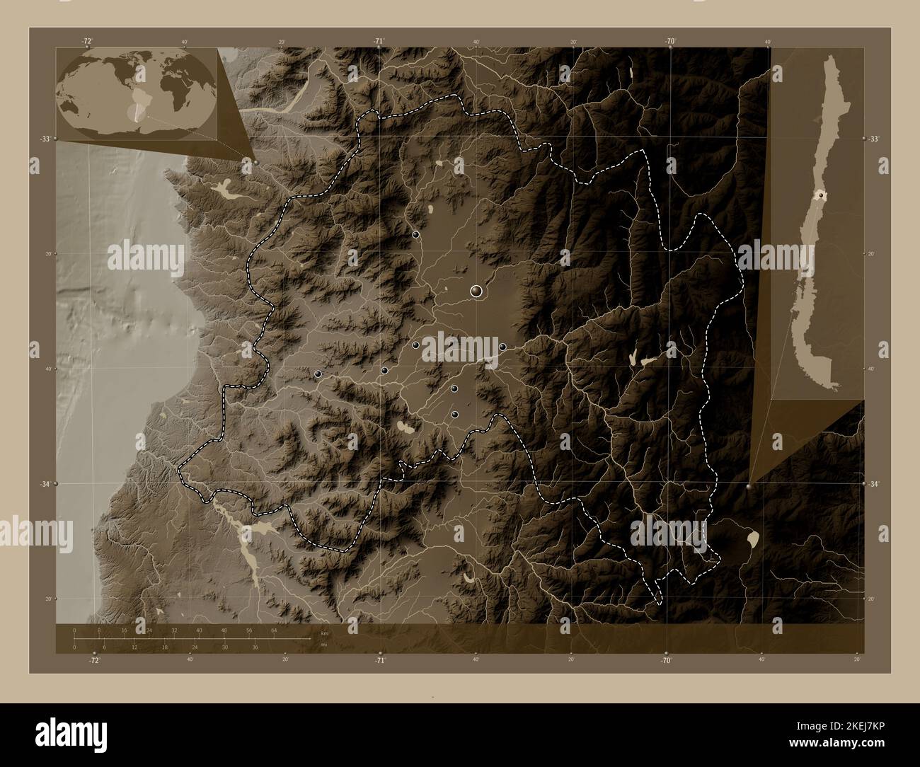 Regione Metropolitana di Santiago, regione del Cile. Mappa dell'altitudine colorata in tonalità seppia con laghi e fiumi. Posizioni delle principali città della regione Foto Stock