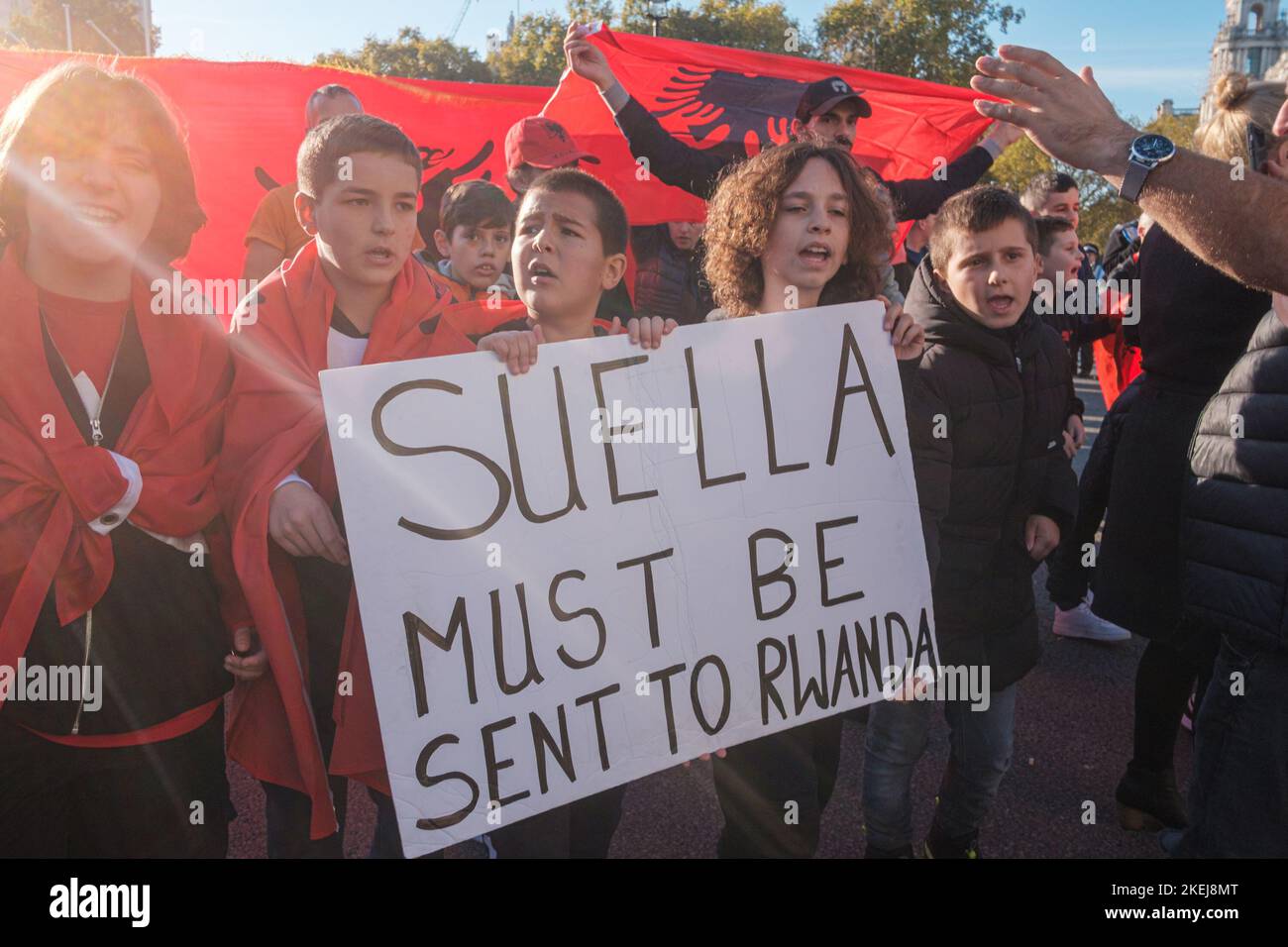 Gli albanesi con sede a Londra sono venuti fuori in grande dopo che Suella Braverman ha implicato che gli albanesi che sono venuti nel Regno Unito sono criminali Foto Stock