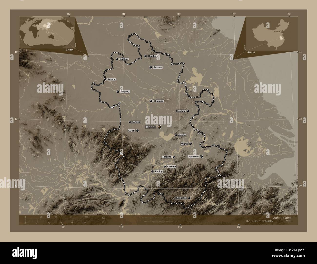 Anhui, provincia della Cina. Mappa dell'altitudine colorata in tonalità seppia con laghi e fiumi. Località e nomi delle principali città della regione. Angolo auxili Foto Stock