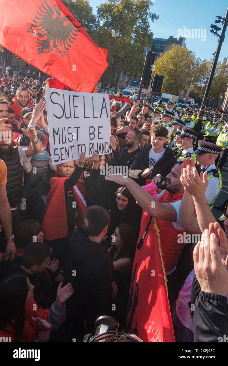 Gli albanesi con sede a Londra sono venuti fuori in grande dopo che Suella Braverman ha implicato che gli albanesi che sono venuti nel Regno Unito sono criminali Foto Stock
