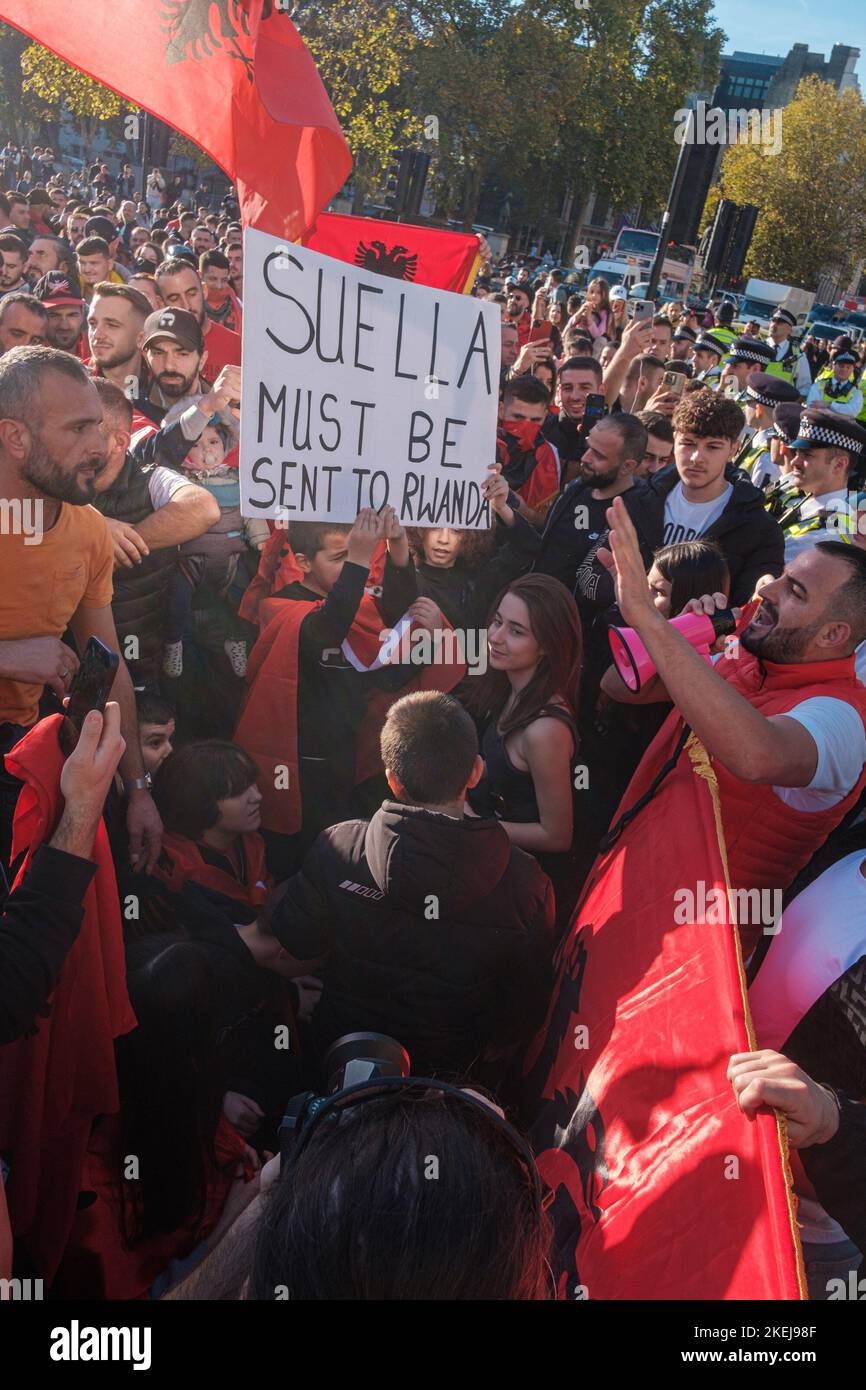 Gli albanesi con sede a Londra sono venuti fuori in grande dopo che Suella Braverman ha implicato che gli albanesi che sono venuti nel Regno Unito sono criminali Foto Stock