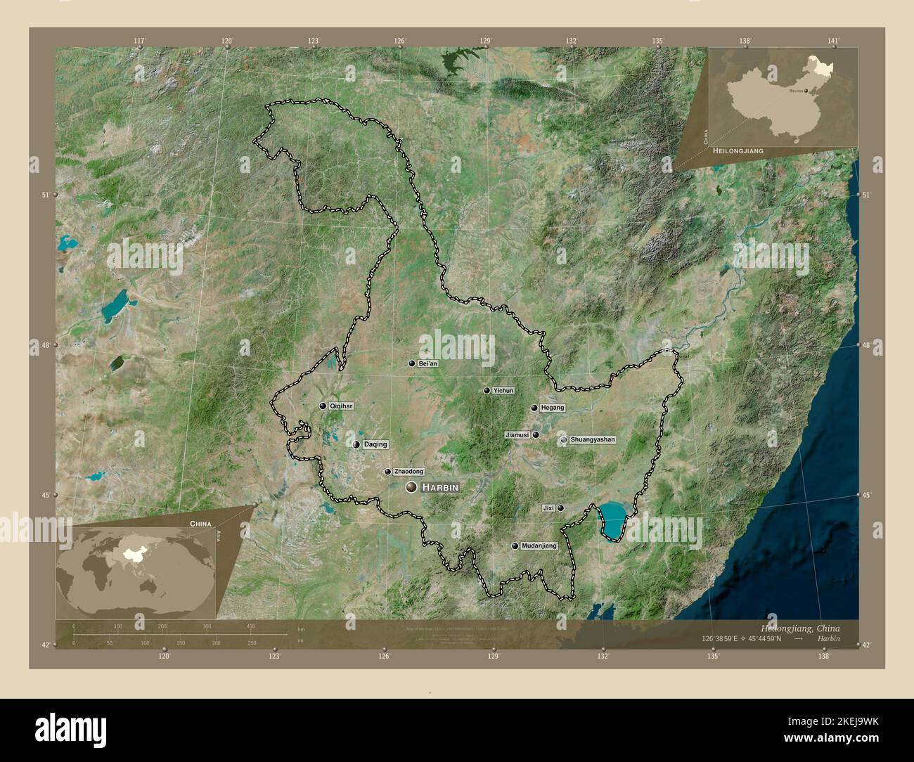 Heilongjiang, provincia della Cina. Mappa satellitare ad alta risoluzione. Località e nomi delle principali città della regione. Mappe delle posizioni ausiliarie degli angoli Foto Stock