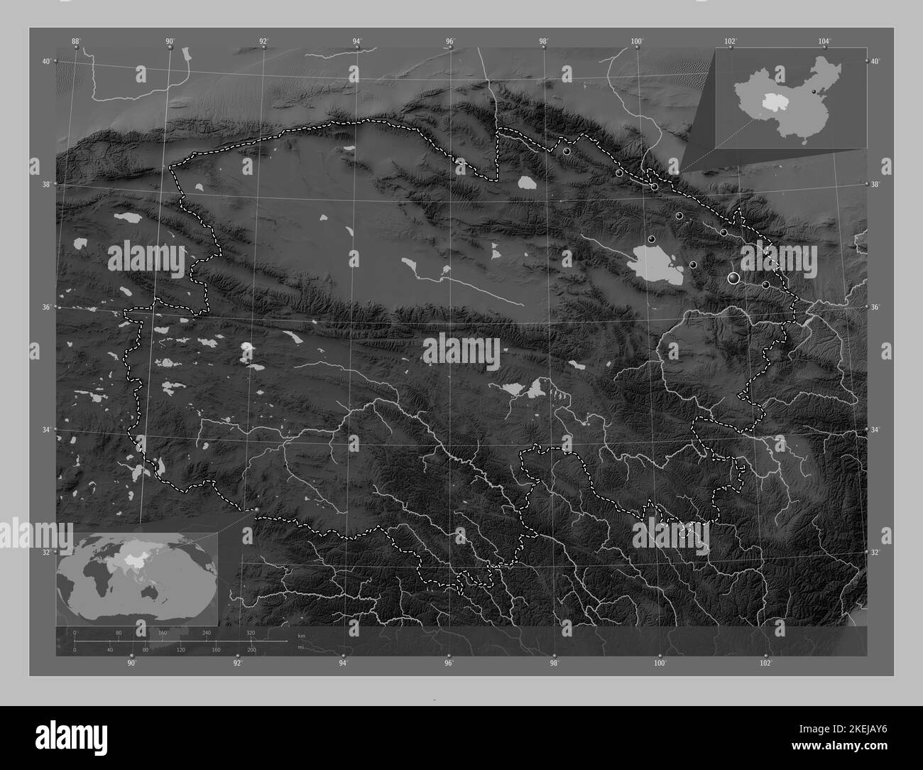 Qinghai, provincia della Cina. Mappa in scala di grigi con laghi e fiumi. Posizioni delle principali città della regione. Mappe delle posizioni ausiliarie degli angoli Foto Stock