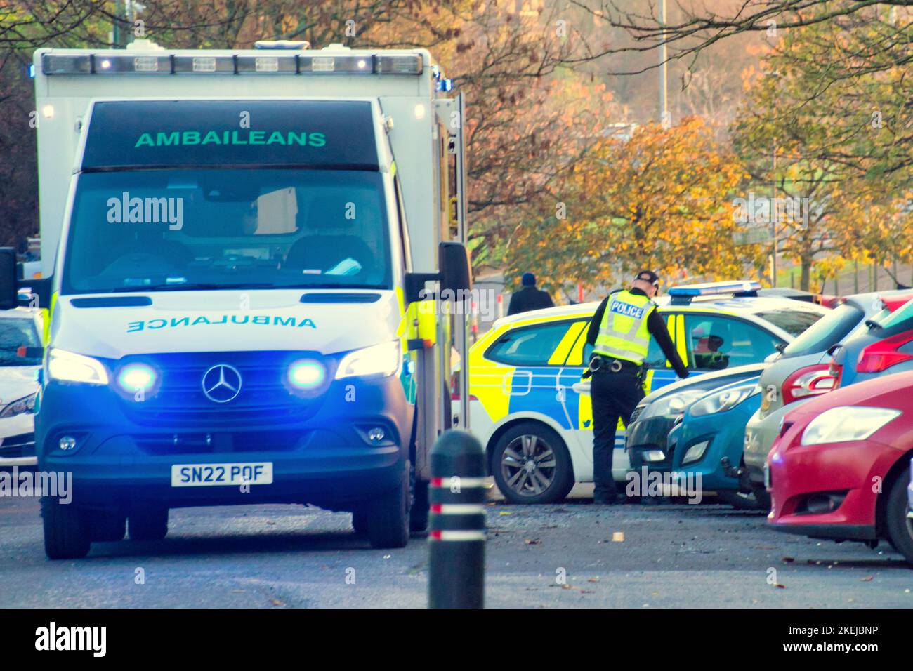 Glasgow, Scozia, Regno Unito 13th novembre, 2022.incidente della polizia e dell'ambulanza della mattina presto alla base di 2241 grande strada occidentale Blairdardie appartamenti ha visto un gran numero di veicoli e una zona tapped fuori alla base dei 12 piani alti appartamenti. Credit Gerard Ferry/Alamy Live News Foto Stock