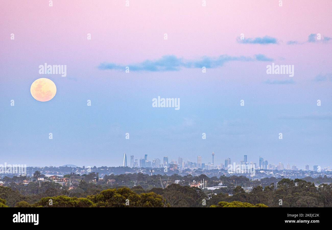 La luna che sorge su Sydney, Australia, come visto da Denham Court Foto Stock