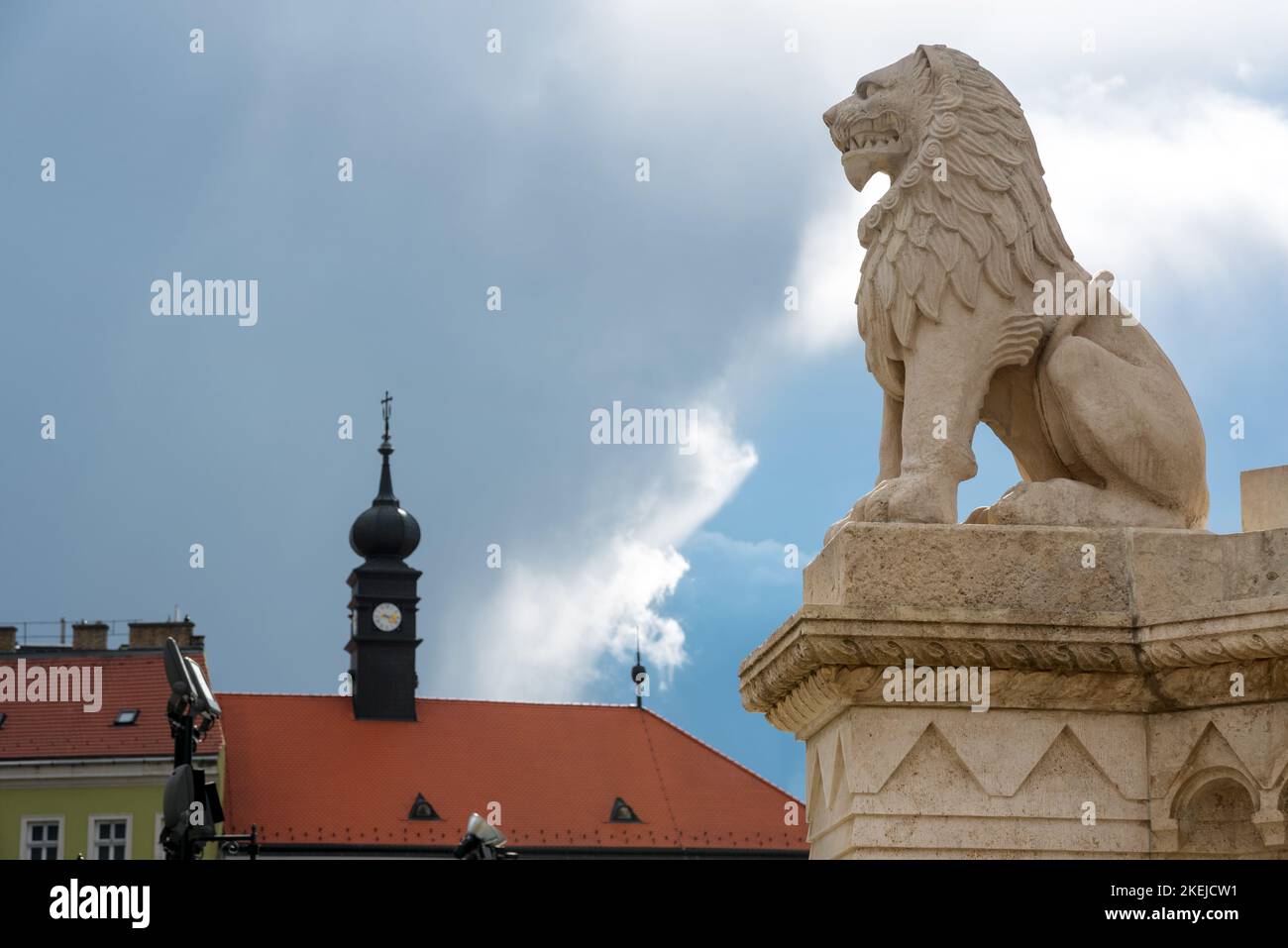 Scultura di leone contro i tetti della città vecchia a Budapest Foto Stock