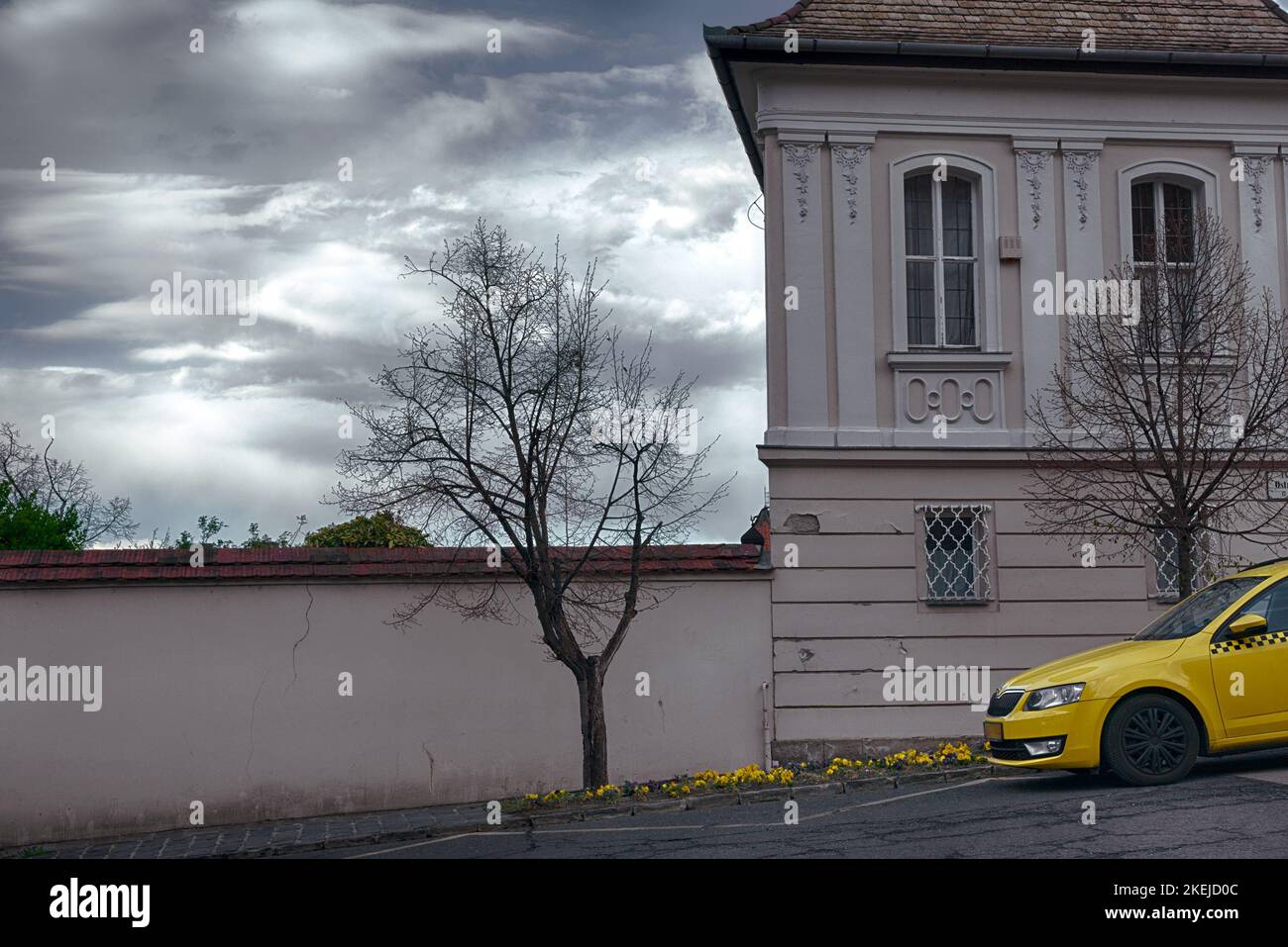Frammento di città in tempo tempestoso con taxi Foto Stock