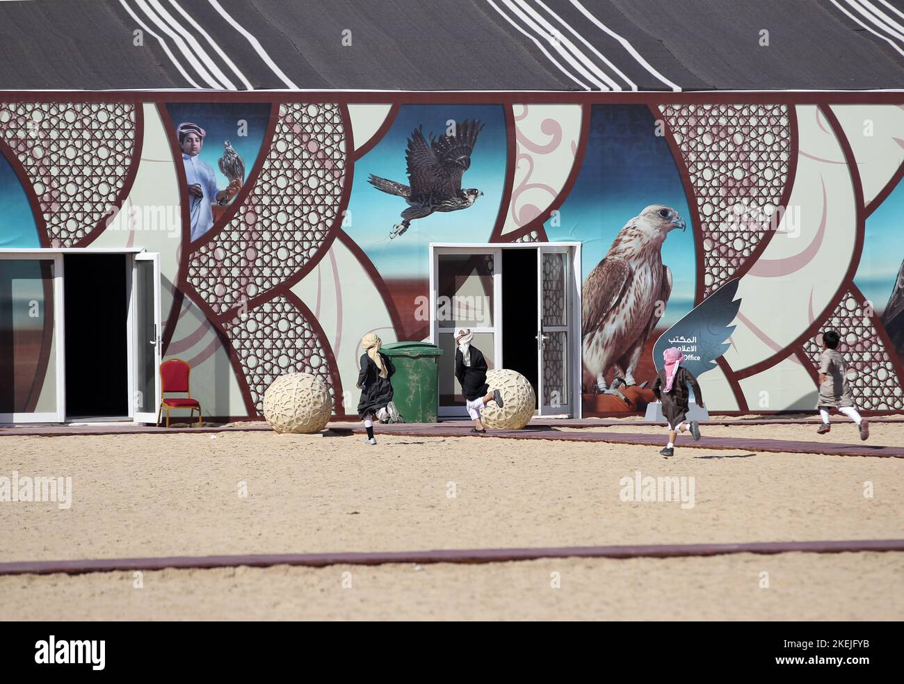 La Società al-Gannas organizzerà il Sesto Festival Internazionale di Falchi e Caccia del Qatar nell'area di Marmi a sealine Falkenjagd in Qatar © diebilderwelt / Alamy Stock Foto Stock