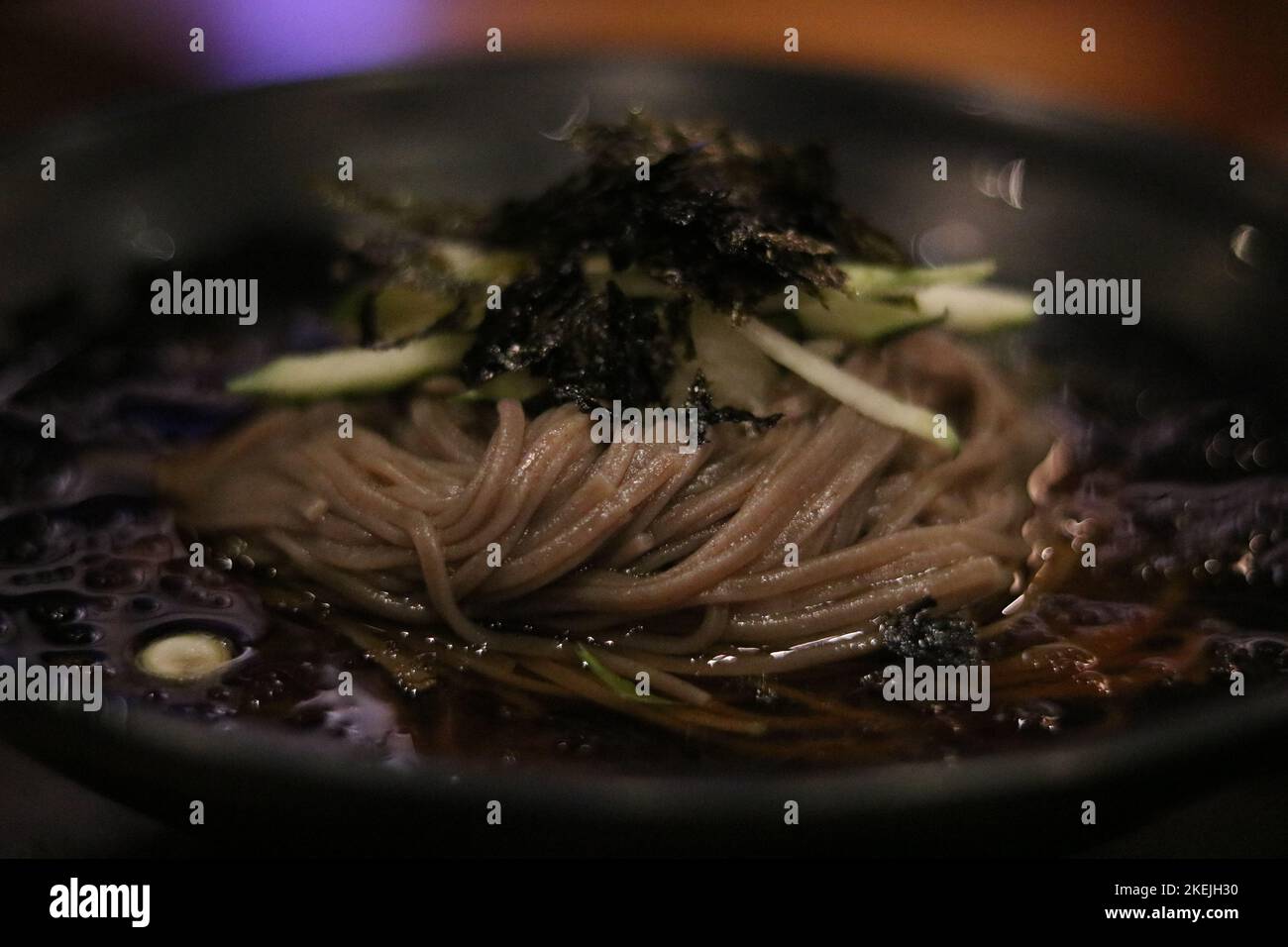 Piatto culinario sudcoreano di tagliatelle di grano saraceno servite con verdure Foto Stock