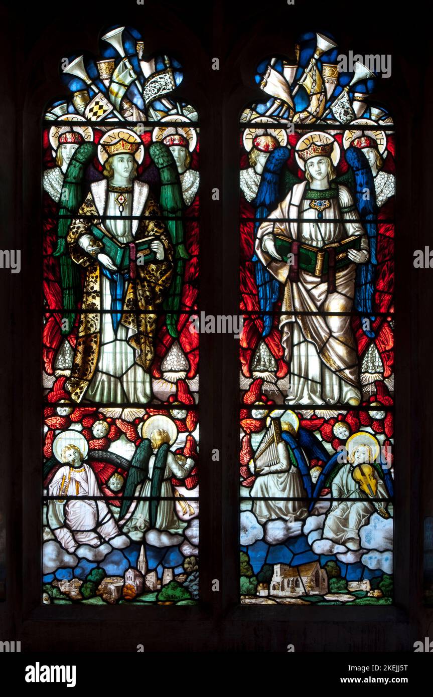 Coro angelico vetrate a San Lorenzo Chiesa Martire, Abbots Langley, Hertfordshire, Inghilterra, Regno Unito Foto Stock