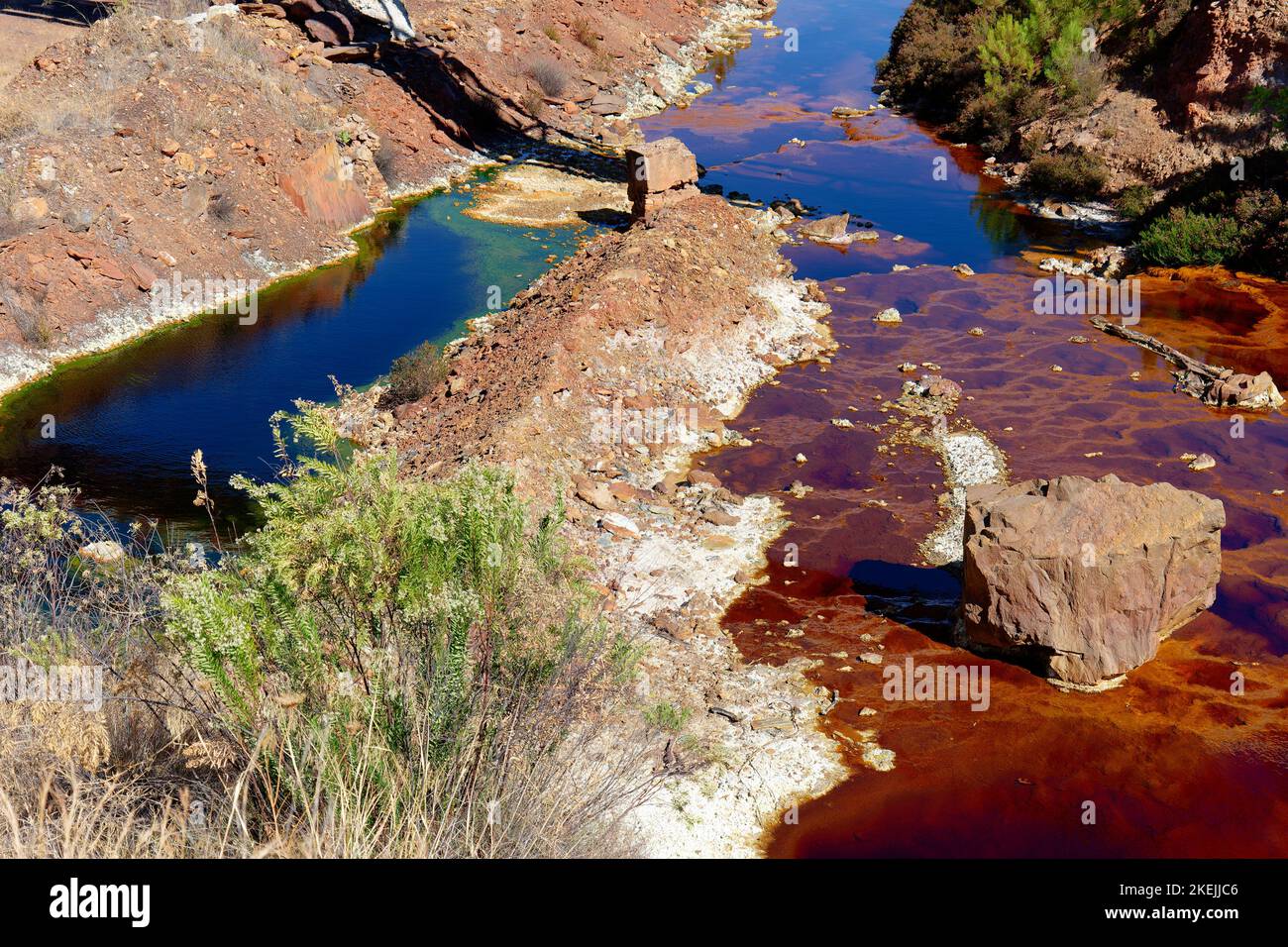 Vista aerea del drone dell'attività mineraria a Minas de Riotinto in Spagna. Fiume inquinato, lago e acqua. Scenario dell'Apocalisse. Terra e distruzione. Foto Stock