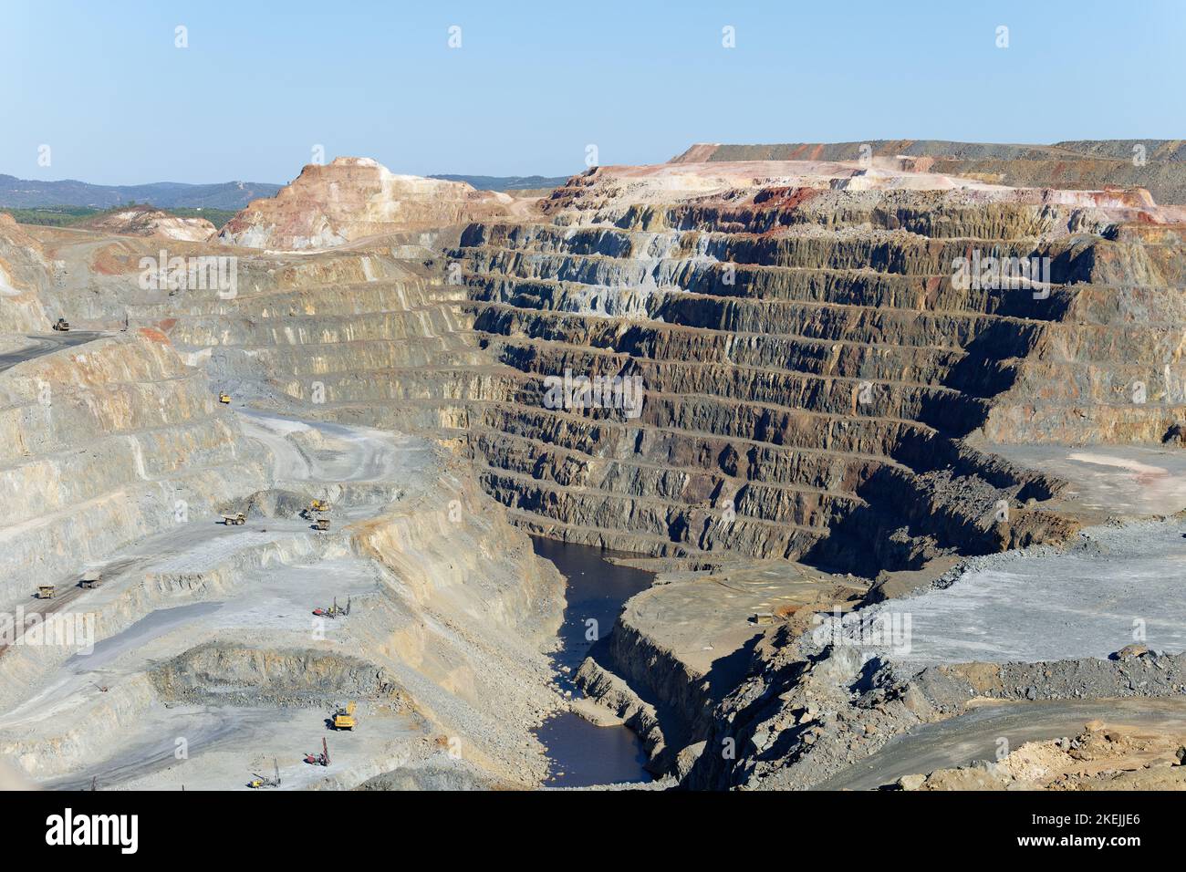 Vista aerea del drone dell'attività mineraria a Minas de Riotinto in Spagna. Scenario dell'Apocalisse. Villaggio minerario. Distruzione della terra. Disastro ecologico. Foto Stock