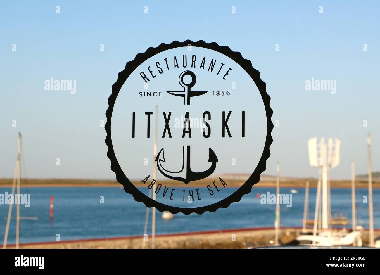 Finestra trasparente per il ristorante di pesce Itxaski Pedreña Cantabria Spagna Foto Stock