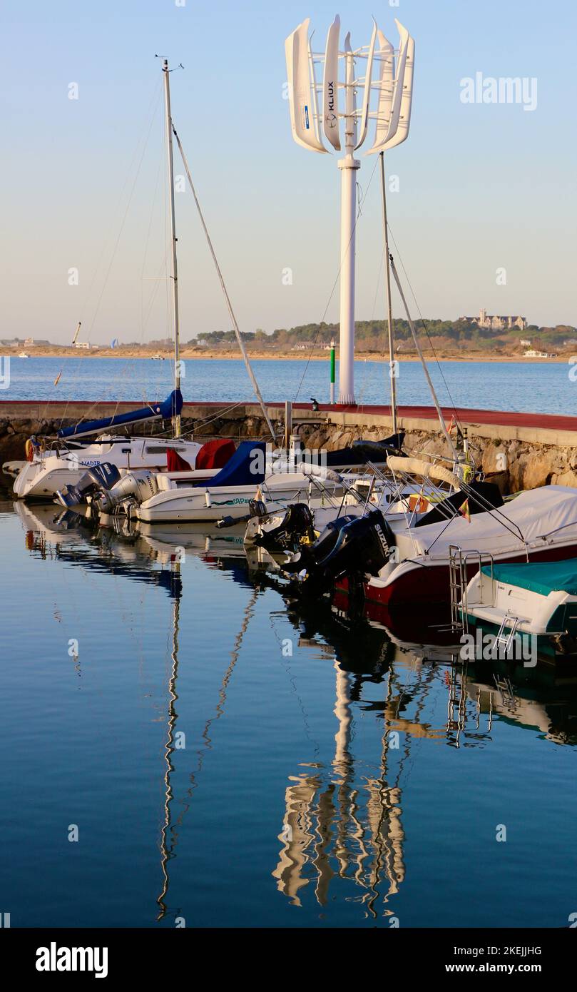 Kliux Energies turbine eoliche ad asse verticale installate presso il porto nella baia di Santander Pedreña Cantabria Spagna Foto Stock