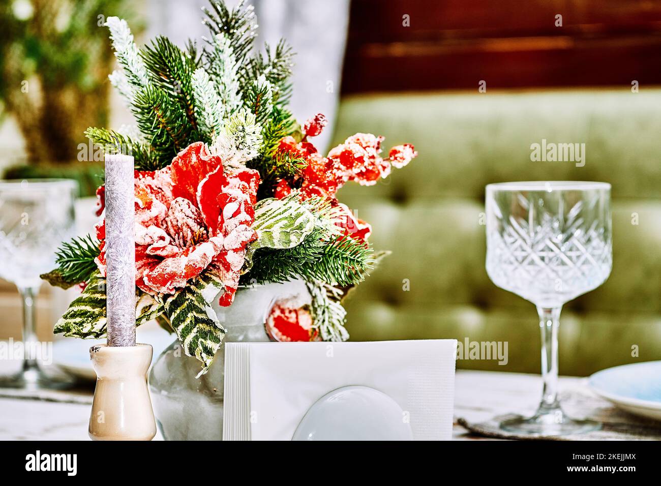 Festa di Natale di Capodanno con candele e piatti primo piano Foto Stock