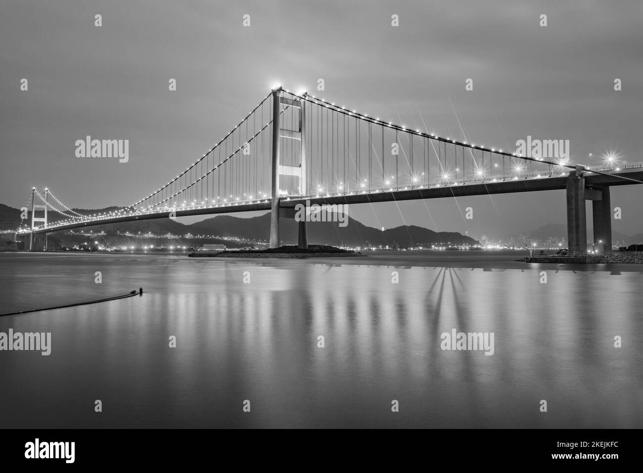 Ponte di sospensione al Parco isola in serata. Hong Kong. Foto Stock