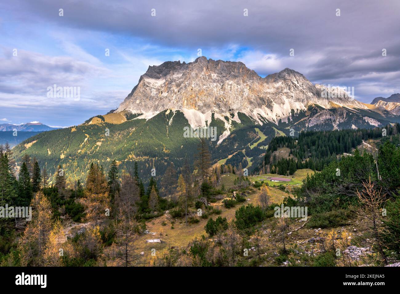Atmosfera leggera e drammatica al picco più alto della Germania, Zugspitze Foto Stock