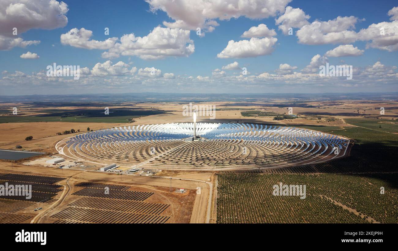Vista aerea del termosolare Gemasolar a Siviglia, Spagna. Energia solare. Energia verde. Alternative a combustibile fossile. Rispettoso dell'ambiente. Foto Stock