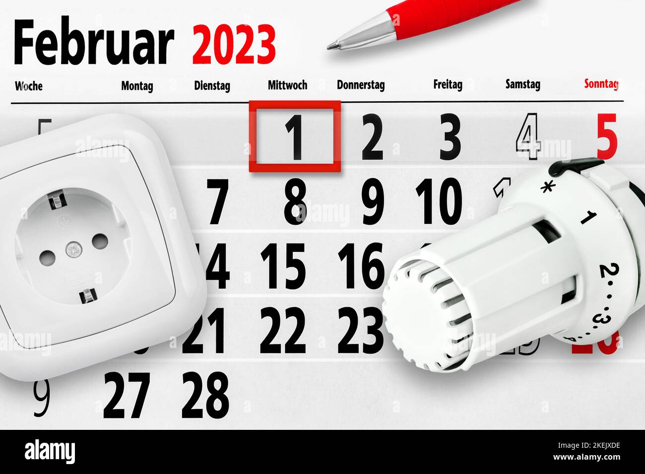 Deutscher Kalender febbraio 2023 Kosten für Stom und gas mit Steckdose und Thermostat Foto Stock