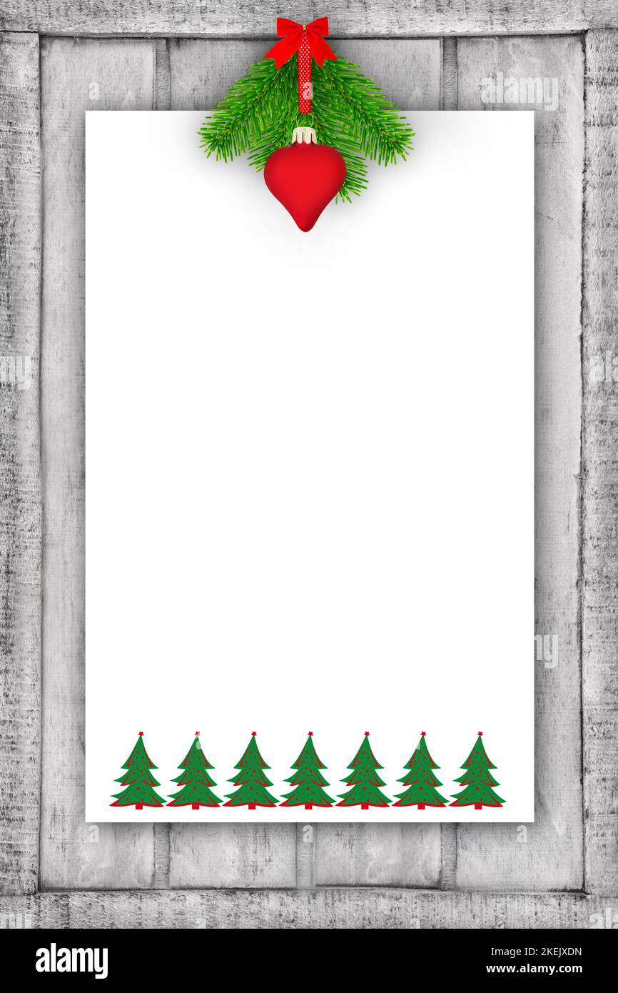 Bianco sfondo natalizio e decorazione con cuore rosso e rami di abete su tavola di legno Foto Stock