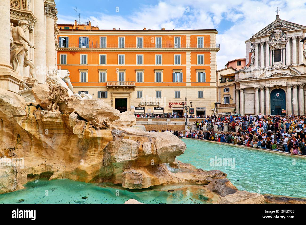 Roma Lazio Italia. Folla di persone alla Fontana di Trevi Foto Stock