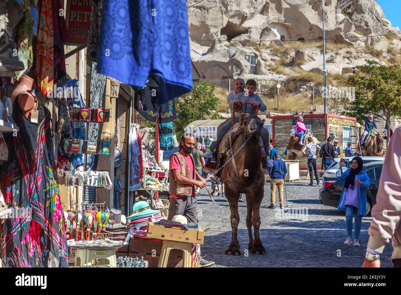 UCHISAR, TURCHIA - 4 OTTOBRE 2020: Si tratta di intrattenimento sotto forma di giri a dorso di cammello attraverso le strade di un piccolo insediamento Cappadociano. Foto Stock