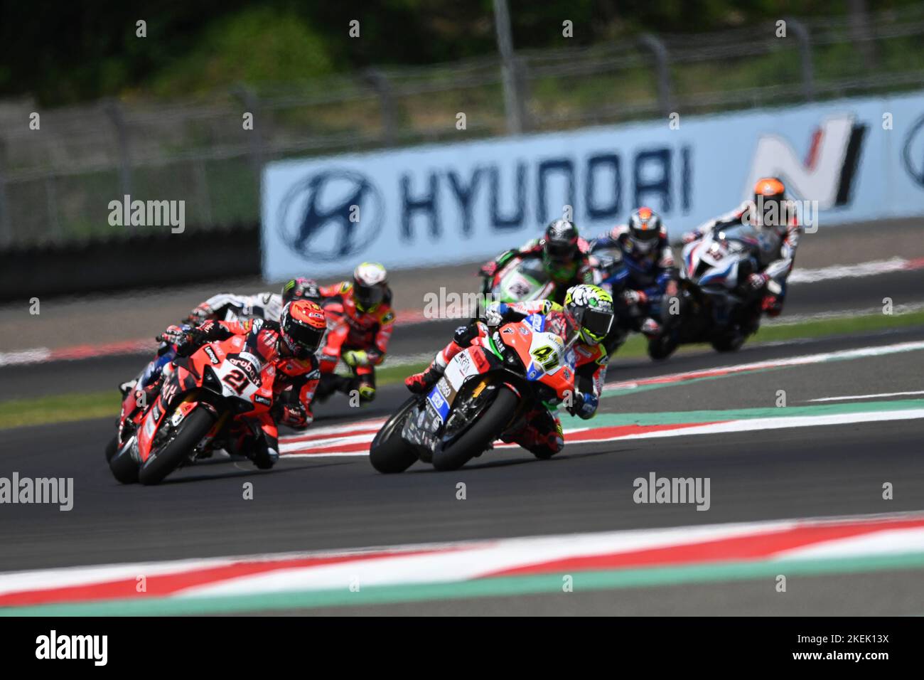 Mandalika, Mandalika della provincia occidentale di Nusa Tenggara in Indonesia. 13th Nov 2022. I piloti si sfidano durante il Campionato Mondiale Superbike al circuito Mandalika, Mandalika della provincia di Nusa Tenggara occidentale in Indonesia, il 13 novembre 2022. Credit: Veri Sanovri/Xinhua/Alamy Live News Foto Stock