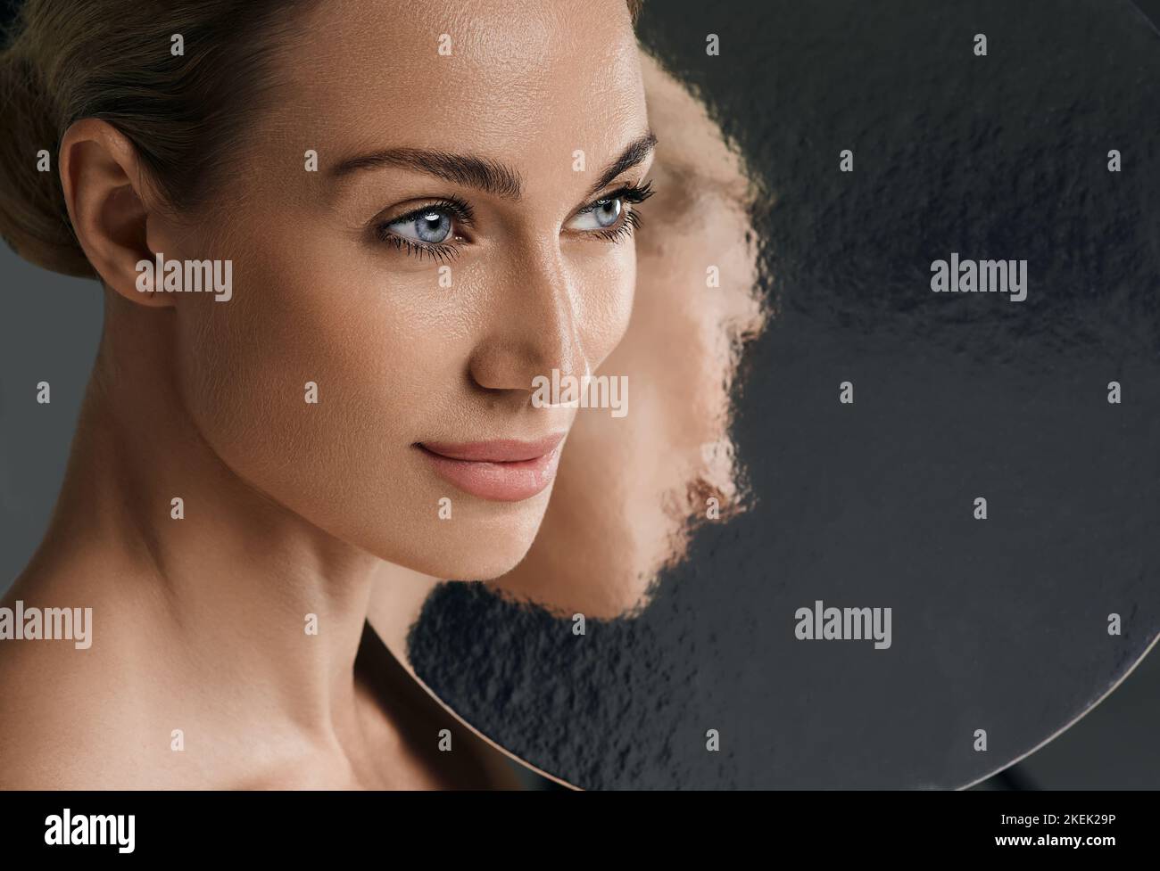 ritratto di bellezza di una donna con una pelle perfetta e lucida. Concetto di cura della pelle e cosmetologia estetica, alta qualità Foto Stock