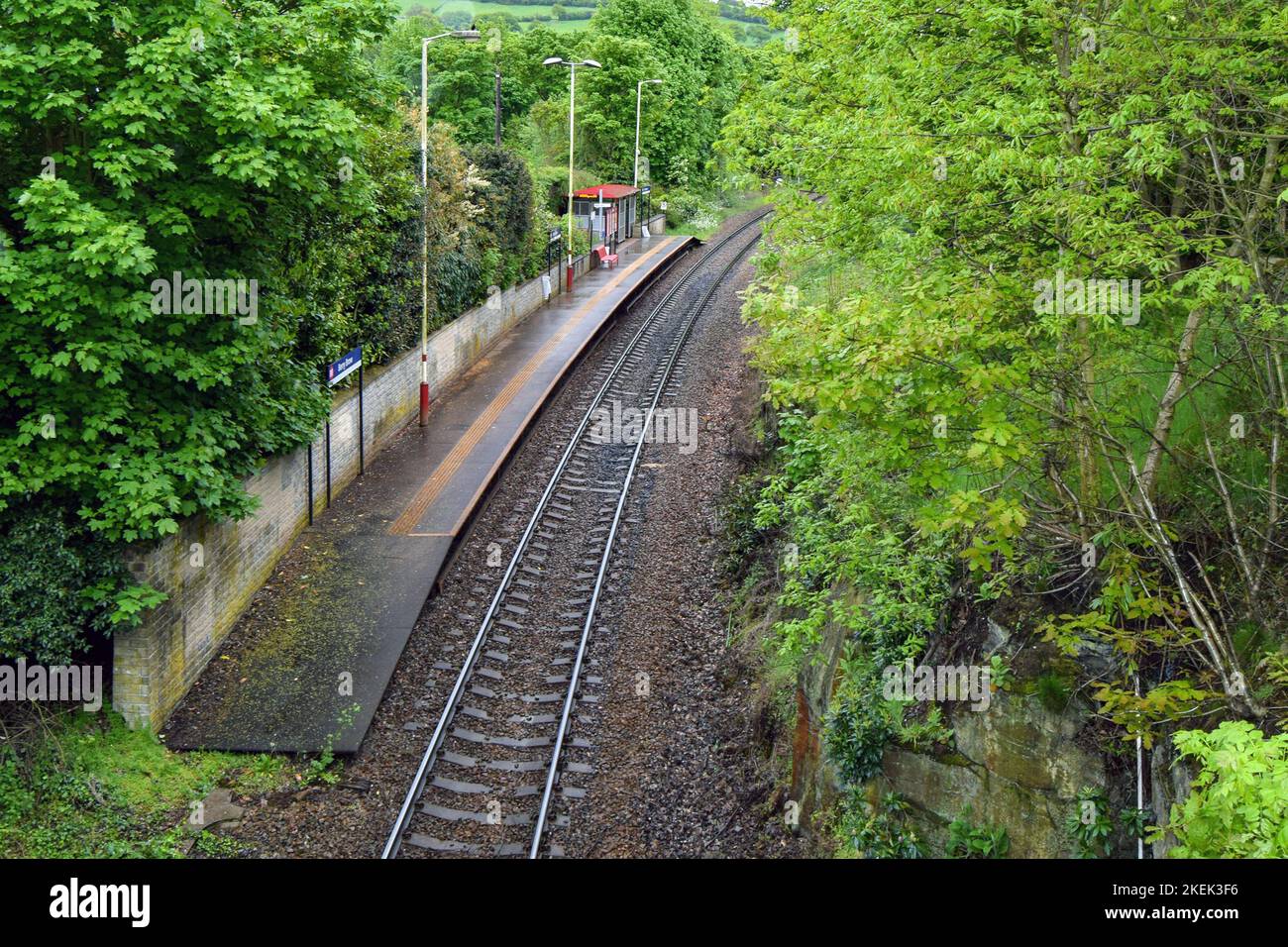 Berry Brow Stazione ferroviaria, una singola fermata piattaforma sulla Penistone linea a sud di Huddersfield Foto Stock
