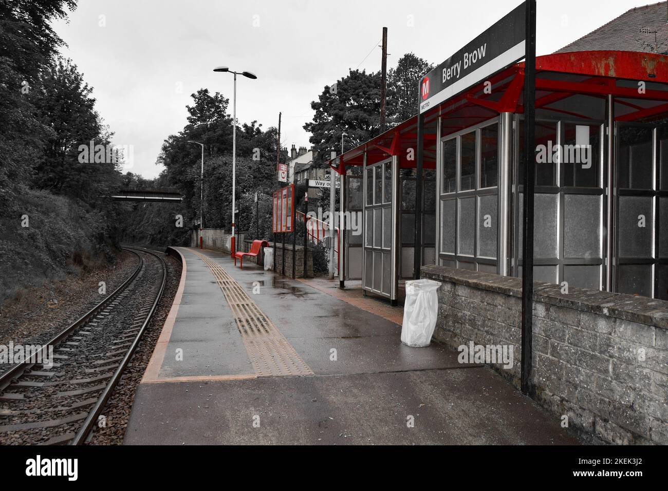 Berry Brow Stazione ferroviaria, una singola fermata piattaforma sulla Penistone linea a sud di Huddersfield Foto Stock