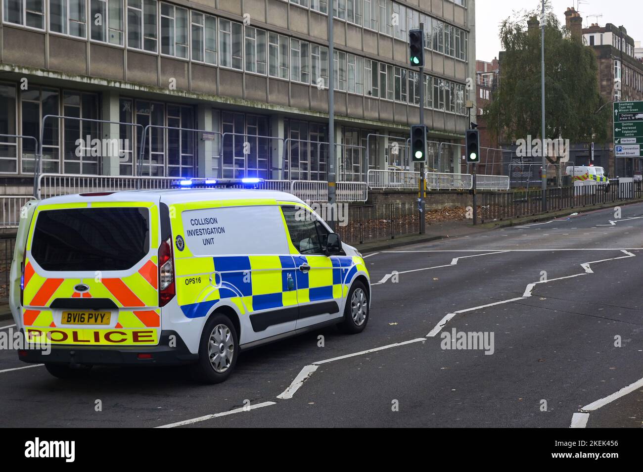 Islington Row, Birmingham, 13 novembre 2022. - La polizia di West Midlands sulla scena di un colpo e fuga nel centro di Birmingham, dove un uomo di 30 anni è rimasto gravemente ferito dopo essere stato investito da un'auto a Islington Row orribilmente dopo le 3 di oggi (13 novembre). DICHIARAZIONE DELLA POLIZIA DEL WEST MIDS: “Stiamo facendo appello per informazioni dopo che un uomo è stato lasciato gravemente ferito a seguito di un colpo e una corsa nel centro di Birmingham. Un uomo di 30 anni è stato investito da un'auto a Islington Row poco dopo le 3 di oggi (13 novembre). Attualmente è in condizioni critiche in ospedale. Credito: Interrompi stampa Media/Alamy Live News Foto Stock