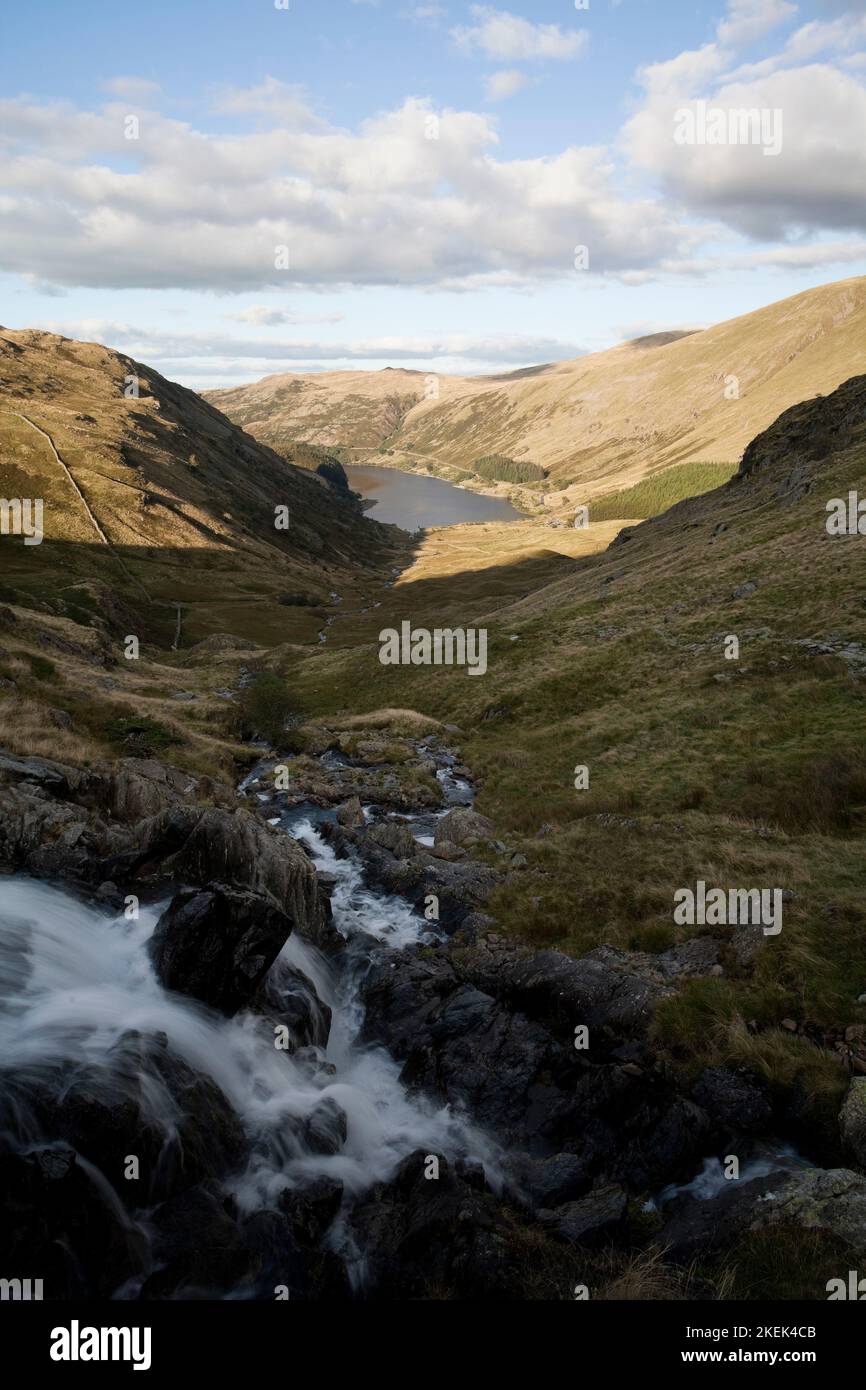 Piccolo Beck di acqua che scorre verso il basso per Scafell, nel Lake District inglese Foto Stock