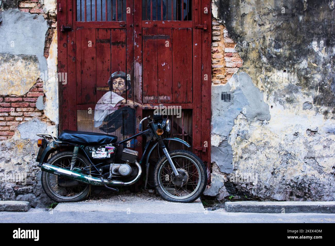 Vista generale di un murale 'Boy on a Bike' dipinto da Ernest Zacharevic a Penang il 6 luglio 2013. Il murale è uno dei 9 dipinti murali dell'inizio del 20 Foto Stock