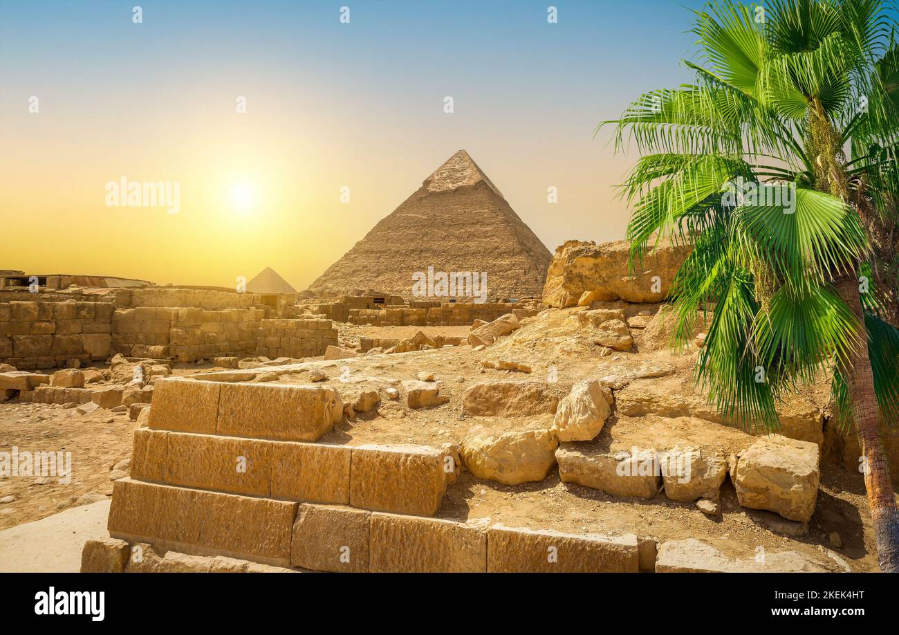 Piramide di Khafre e rovine nel deserto Foto Stock