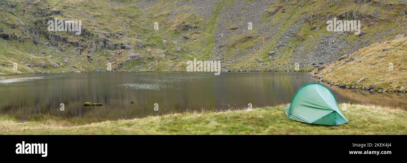 Una tenda si accamparono sulla riva del piccolo acqua a testa di Mardale, nel Lake District inglese Foto Stock