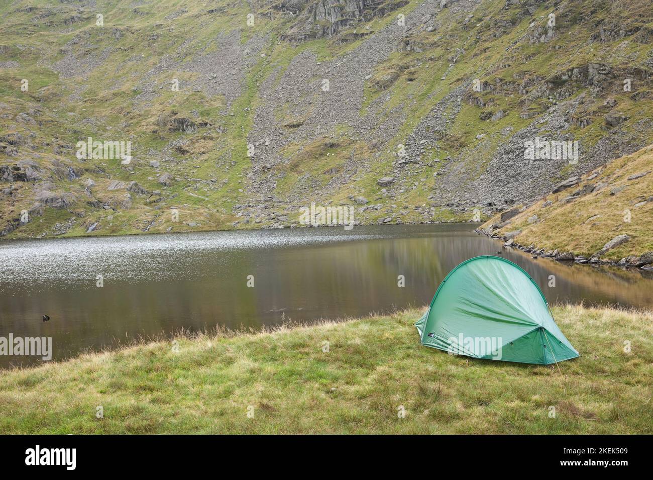 Una tenda si accamparono sulla riva del piccolo acqua a testa di Mardale, nel Lake District inglese Foto Stock