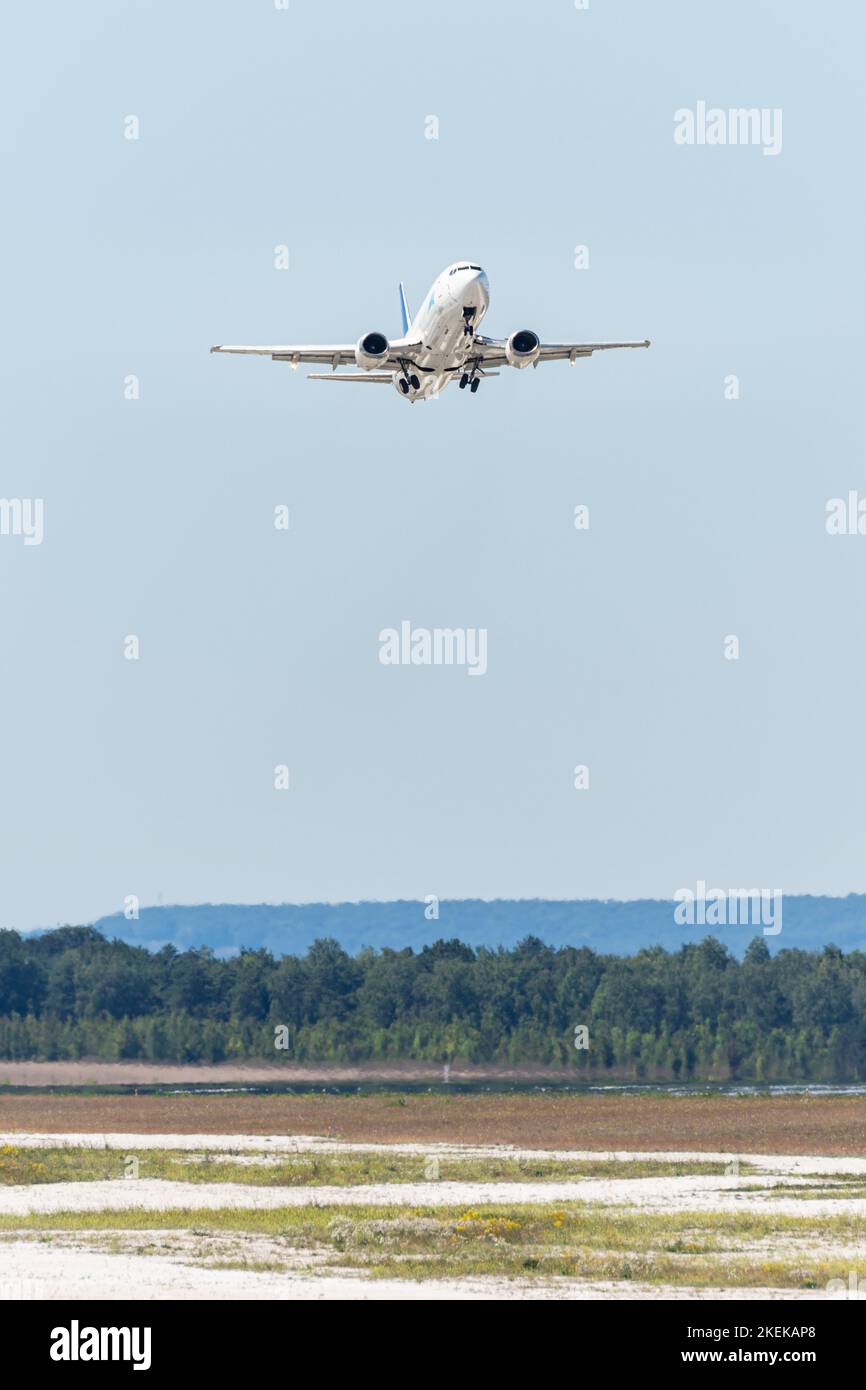 Un Boeing 737 della ASL Cargo Airlines in volo a Vatry, Francia Foto Stock