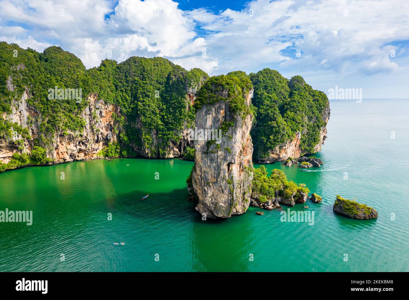 Ao Nang Tower, famosa roccia calcarea vicino alla città di Krabi, Thailandia. Vista aerea dei droni sulle grandi rocce sopra il mare turchese. Destinazione turistica esotica. Foto Stock